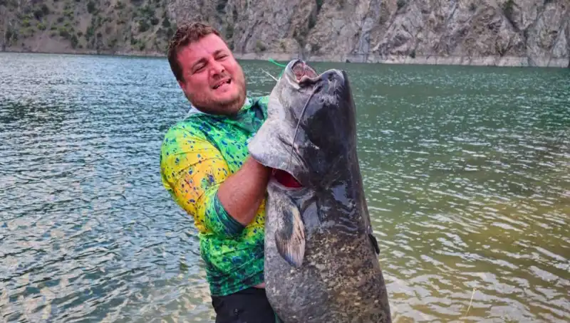 Amatör Balıkçılar Baraj Gölünde 100 Kilo Ağırlığında Dev Balık Yakaladı!