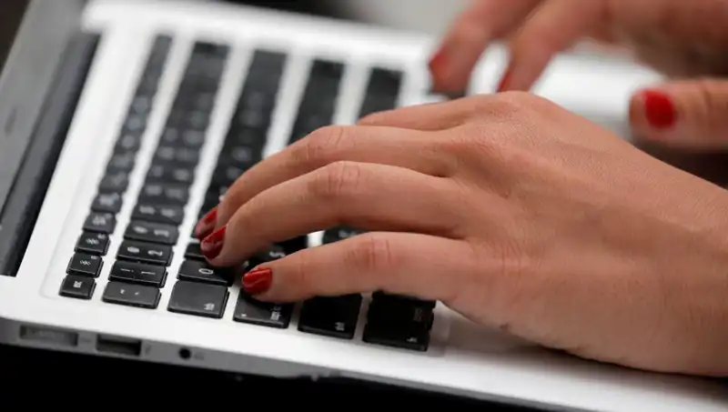 Laptop Mikrofonları Kapalıyken Bile Dinleyebilir: Tehlikelere Dikkat!