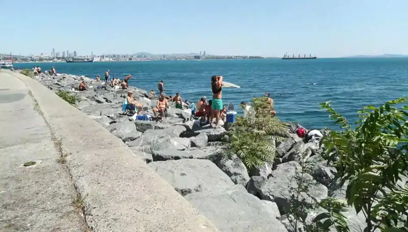 İstanbul’un Sahilleri Yaz Gibi Kalabalık: Hava Sıcaklığı Artınca Sahil Keyfi Bağlandı