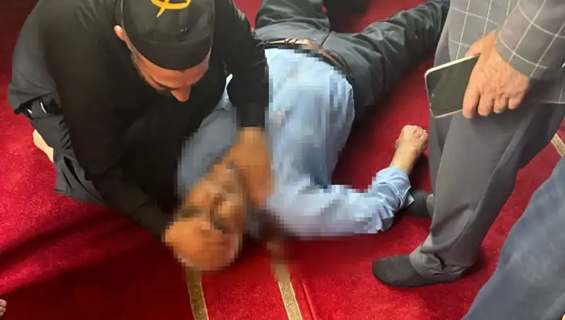 Camide Sıra Sıra Namaz Kılanların Gözleri Önünde Bıçaklı Saldırı!