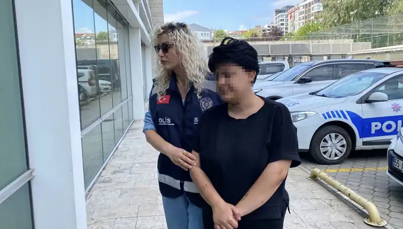 Genç Kız, Annesini 11 Yerinden Bıçaklayarak Şoke Etti