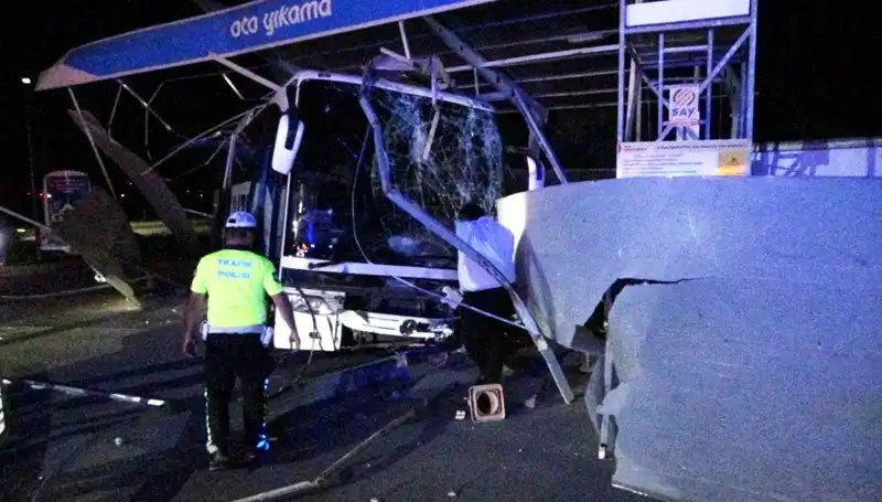 Otobüs Kaza Yaptı: Oto Yıkamacıya Daldı, 8 Kişi Yaralandı