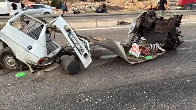 Trafik Kazası: Bariyere Çarpan Araç Hurda Yığınına Dönüştü, Bir Ölü Bir Yaralı