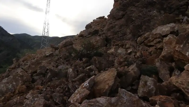 Erzurum'da Heyelan: Dev Kayalar Yolu Ulaşıma Kapatıldı, Zaruret Artıyor