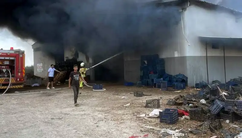 Plastik Kasa Deposunda Çıkan Yangın Şehirde Panik Oluşturdu