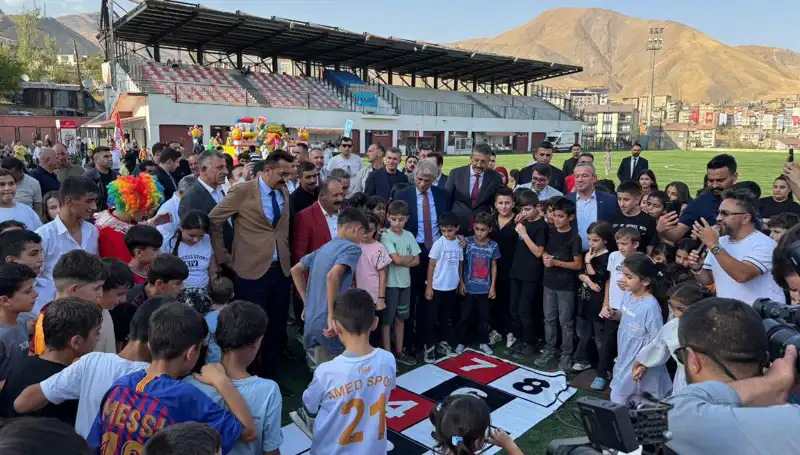 Hakkari'de İlk Anadolu Şenliği, Renkli Etkinliklerle Coşku Dolu Başladı