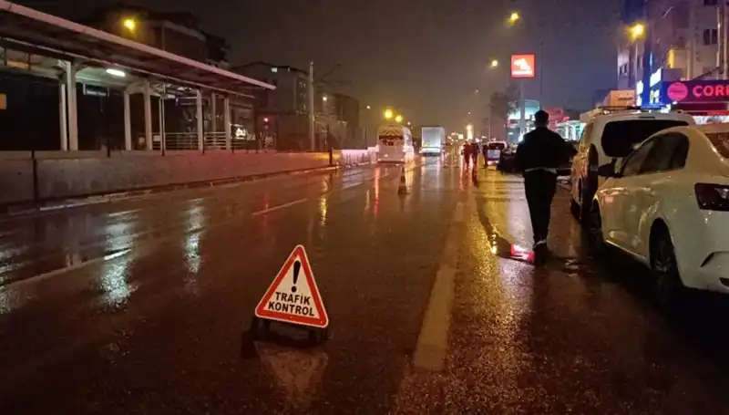 Bursa'da Kaza: Polise Kamyonet Çarptı, Güvenlik Önlemleri Yetersiz mi?