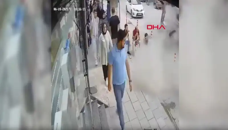 TIR Patlağı Şehirde Panik Yarattı: Vatandaşlar Zıplayarak Kaçtı!