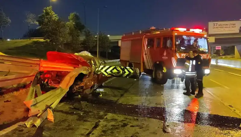 Bariyer Otomobile Nasıl Saplandı? Sürücü Hayat Mücadelesi Veriyor