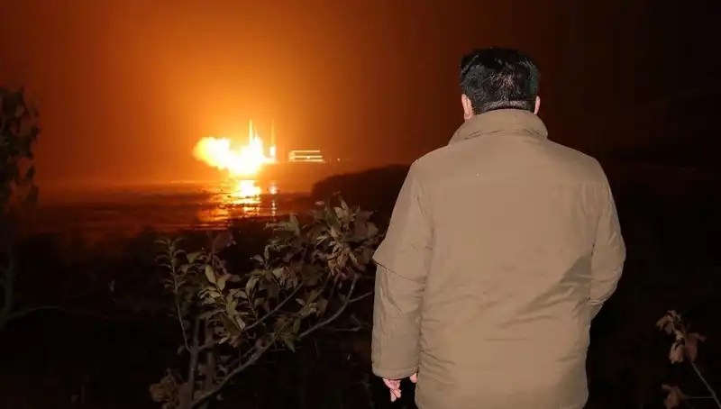 Kuzey Kore'nin Silahlanma Yarışı: Bedelini Kim Ödüyor?