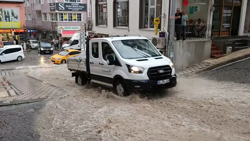 10 Dakika Süren Sağanak, Şehirde Su Baskınlarına Yol Açtı!