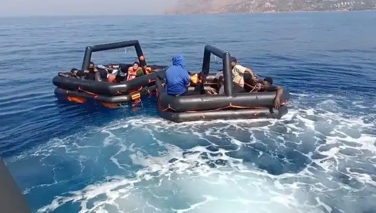 Ayvacık'ta 19 Kaçak Göçmen Denizden Kurtarıldı, Dram Dolu Yolculuklarına Son Verildi