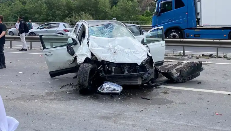 Betona Çarpan Araçta Korkunç Kaza: 3 Yaralı İhbarı