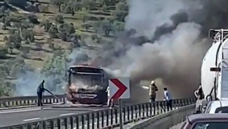 İzmir'de Korkutan Yangın: Belediye Otobüsü Alev Alev Yandı!