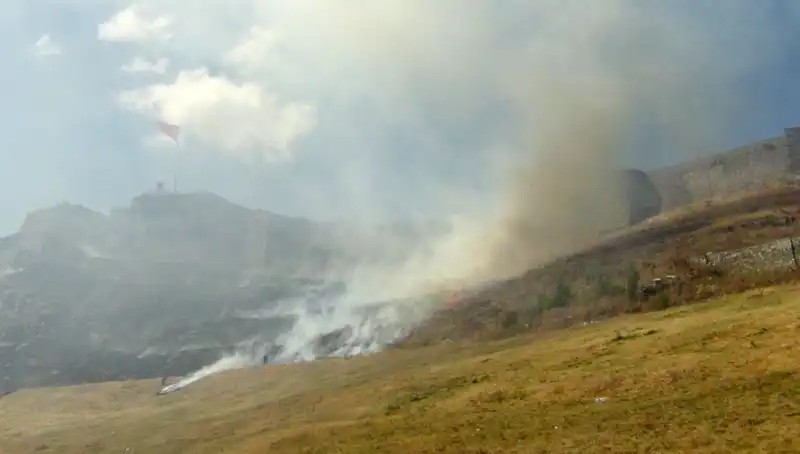 Kars Kalesi’ne Yakın Alanda Çıkan Anız Yangını Korkuttu