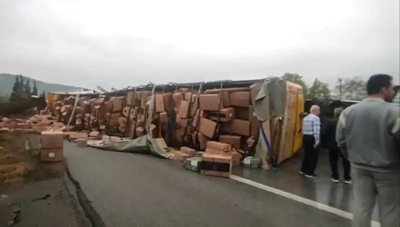 TEM Otoyolu'nda TIR Devrilmesi Trafiği Felç Etti, Ankara Yolu Kapandı