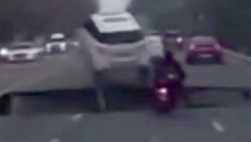 Güney Kore Otoyolunda Dev Çukur: Motosiklet Kazası Şok Etti!