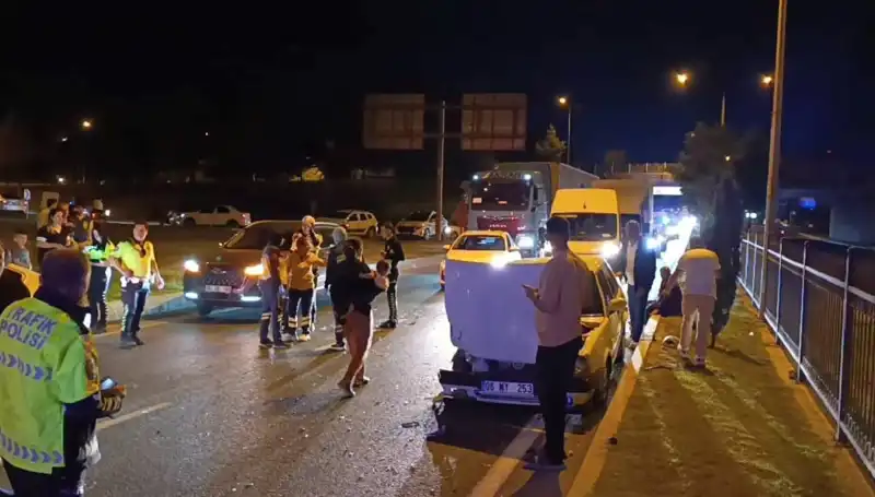 Otoyolda Şok Etkisi Yapan Geri Dönüş Kazası: 4 Yaralı Var!