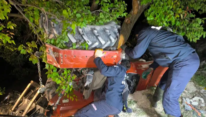 Devrilen Traktörde Hayatını Kaybeden Sürücü Şok Etti!