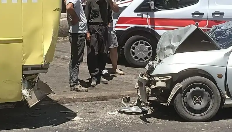 Halk Otobüsü İle Otomobil Çarpıştı: Kaza Sonrası İki Yaralı Hastaneye Kaldırıldı