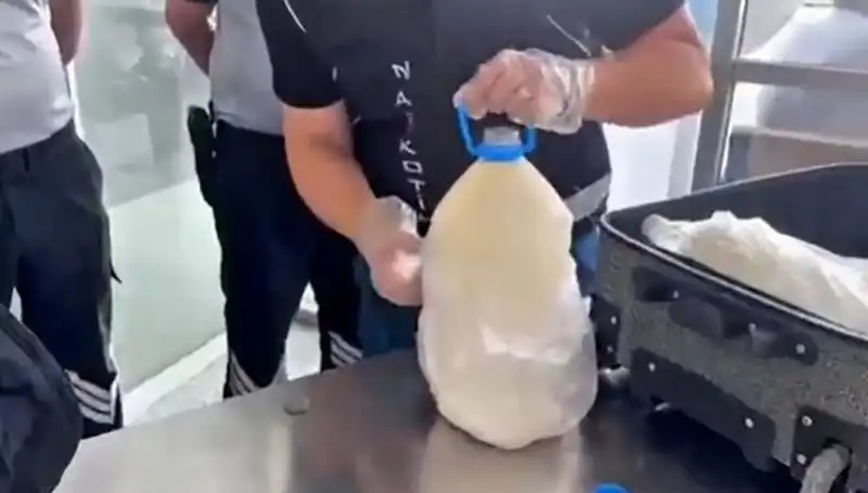 Havalimanında Şaşırtan Yakalama: 12.8 Kilogram Süt Şişesinde Gizlenmiş Narkotik
