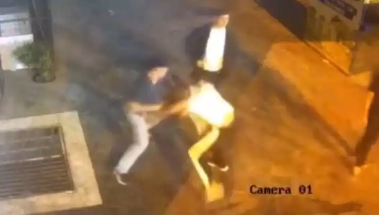 İstanbul Sokaklarında Şok Eden Kavga: Tekme ve Yumruklar Havada Uçuştu!