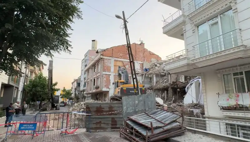 Yıkım Sırasında Koptu! İki Sokak Elektriksiz Kaldı