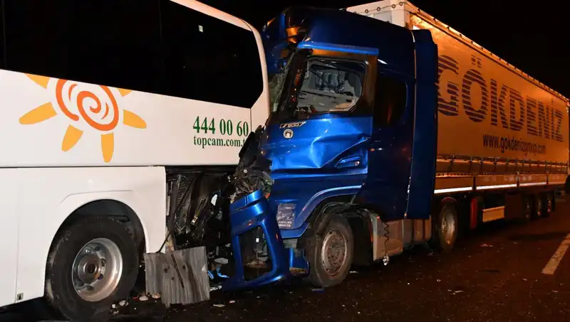 Tur Otobüsü Tırla Çarpıştı: Korkunç Kazada 13 Yaralı