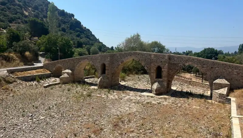 Tarihi Yunan Köprüsü, Uyuşturucu Bağımlılarının Sığınak Haline Geldi