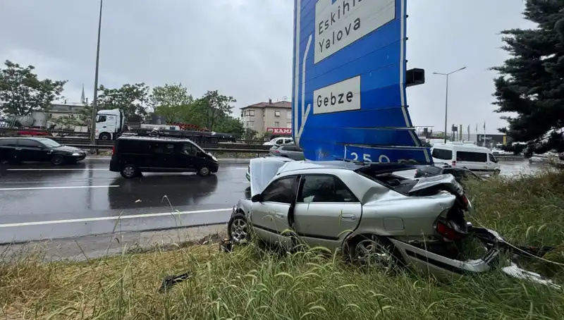 Trafik Levhasına Çarpan Araçta Kaza: Bir Yaralı!