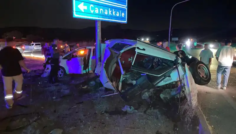 Çanakkale'de Feci Kaza: İki Otomobil Çarpıştı, Çok Sayıda Yaralı Var