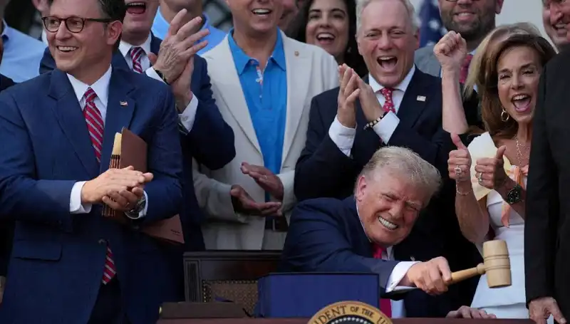 Trump'tan Şaşırtan Hamle: "Büyük, Güzel Yasa Tasarısı" İmzaladı!