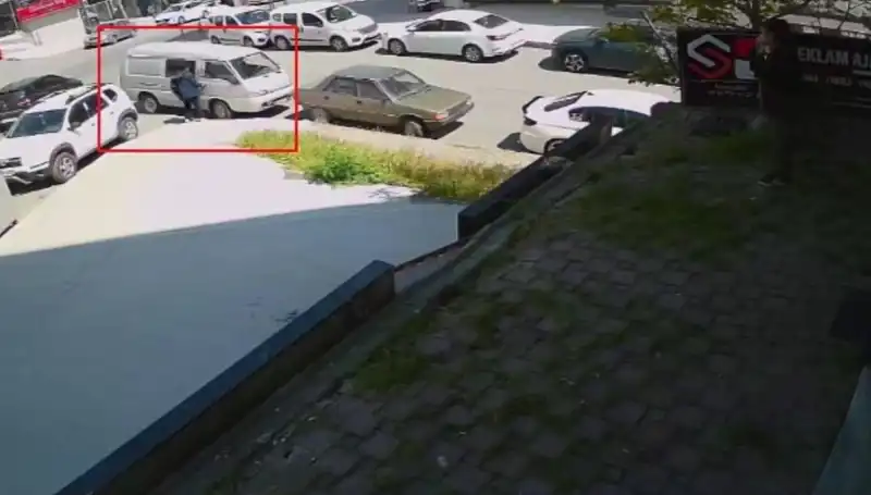 Aracını Çalmak İsteyen Hırsızı Suçüstü Yakalamak için Kendi Spontane Planını Uyguladı