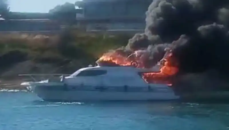 Çeşme Marina'da Motoryat Yangını: Alevler İçinde Kalan Geminin Hikayesi