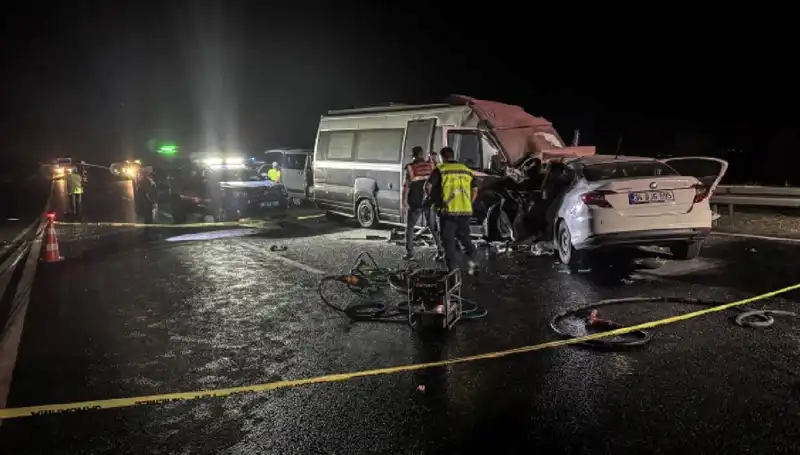 Minibüs Kazası: Ters Yönde Gide Çarpan Araç Alev Aldı, 1 Ölü 1 Yaralı