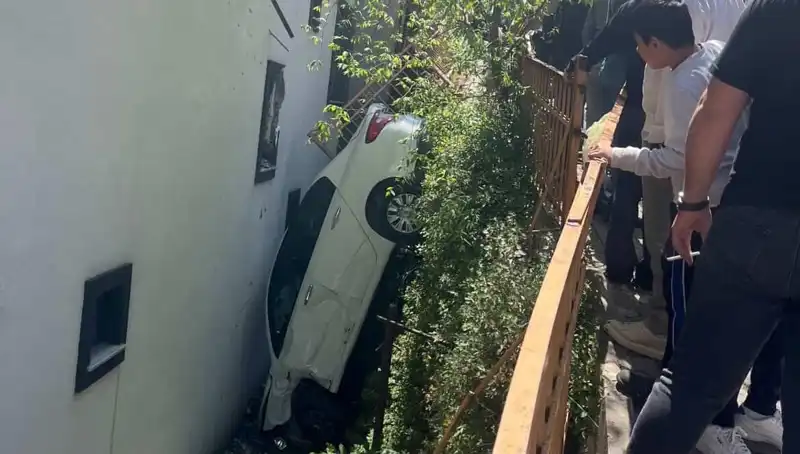 Kağıthane'de Dehşet Anları: Araç Metrelerce Sürüklenerek Kaza Yaptı