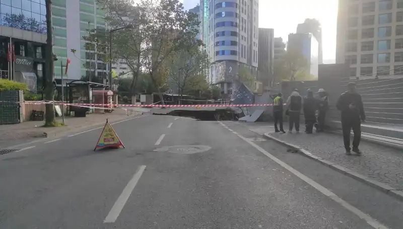 Sarıyer'de Hesaplamalar Tutanmadı: Cadde Çöktü ve Trafiğe Kapandı