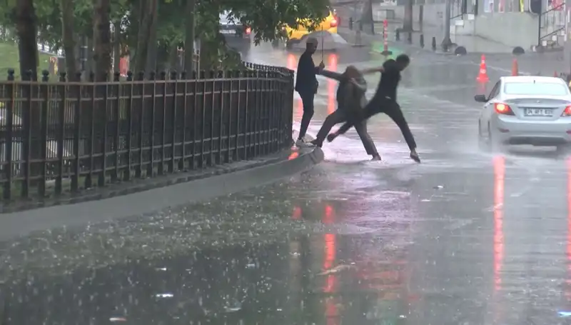 İstanbul ve İzmir için Meteorolojiden Turuncu Kod Alarmı: Hava Durumu Tehlikesi!