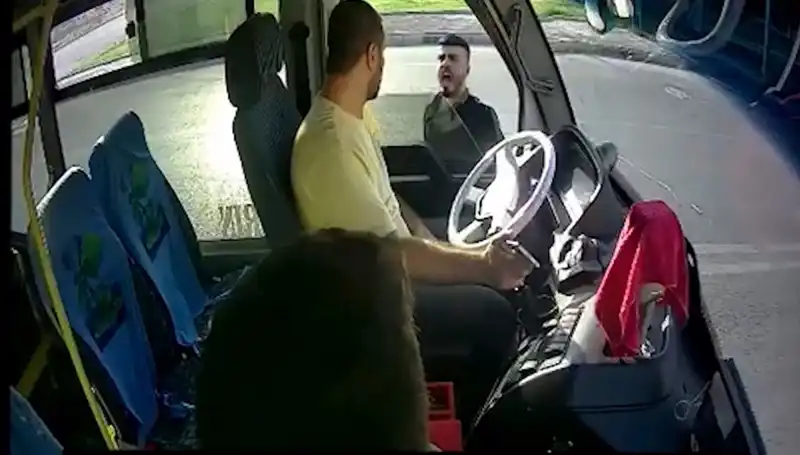 Antalya'da Otobüs Şoförüne Bıçak Çeken Zanlı Polisi Harekete Geçirdi