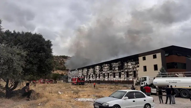 Kayseri'deki Mobilya Fabrikasında İnanılmaz Yangın: Komşu Mahalleler Tehlike Altında!