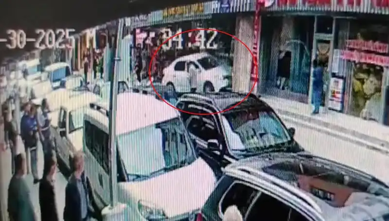 Alkollü Sürücü Mağazaya Daldı: İki Çocuk, Şans Eseri Kaza Anından Kurtuldu