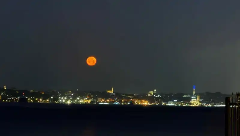 İstanbul'da "Çilek Dolunayı" Hayran Bırakan Tabloluk Görüntüler Sunuyor