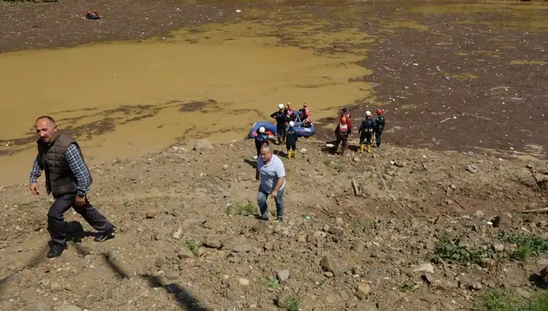Trabzon'da Sele Kapılan Adam, Evindeki Su ile Mücadele Etti