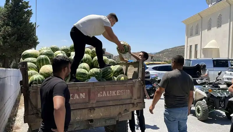 Karpuz Sevgisiyle Dolu Bir GÜN: Tonlarca Karpuz Ücretsiz Dağıtıldı