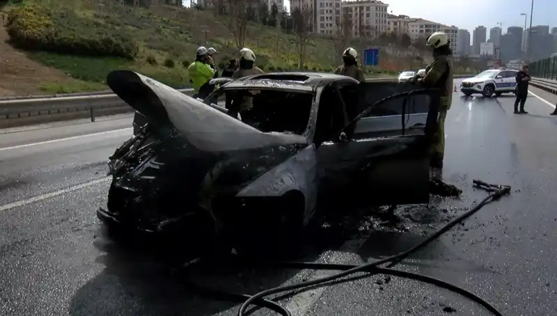 Otomobil Yangını: Alev Alev Yanan Araç Kül Oldu