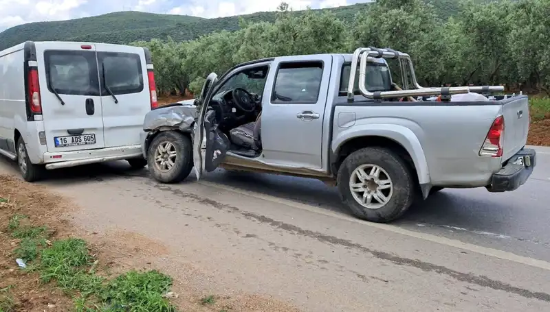 Bursa'da Minibüs ile Kamyonet Çarpıştı: Kazada İki Yaralı Var