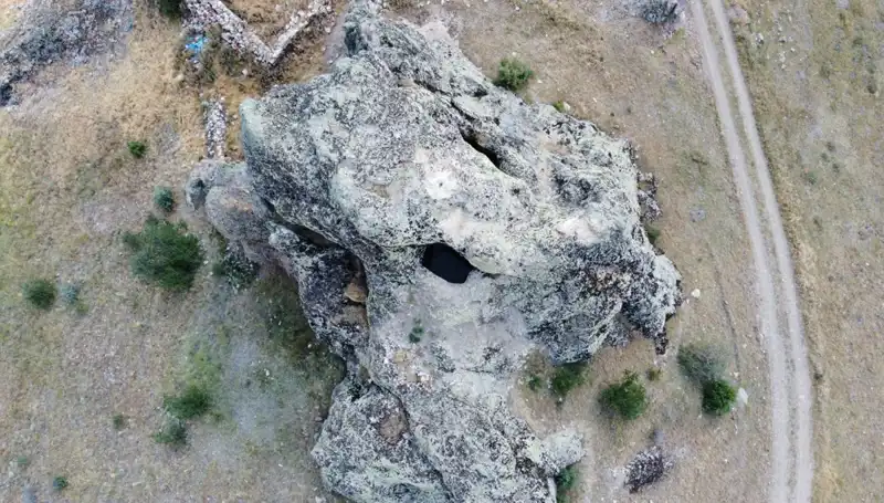 ** Efsanelere Konu Olan Gelin Kayası: Merkeze 8 Kilometre Uzaklıkta Gizemli Hikayesini Keşfedin**