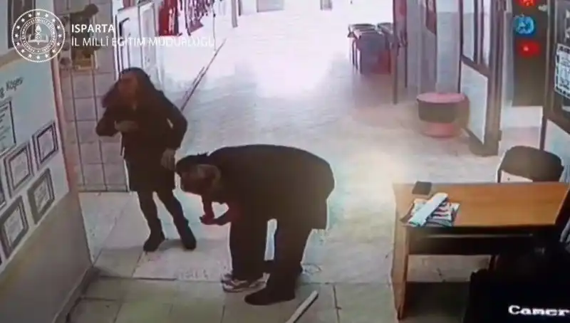 İlkokulda Öğretmen, Heimlich Manevrası ile Çocuğun Hayatını Kurtardı