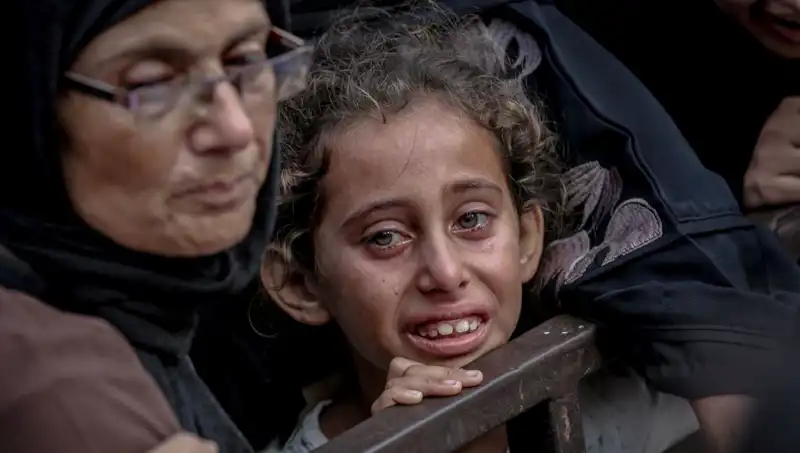 Gazze'de Açlık Savaşı: İsrail Askerleri, Yemekleri Toprağa Gömüyor
