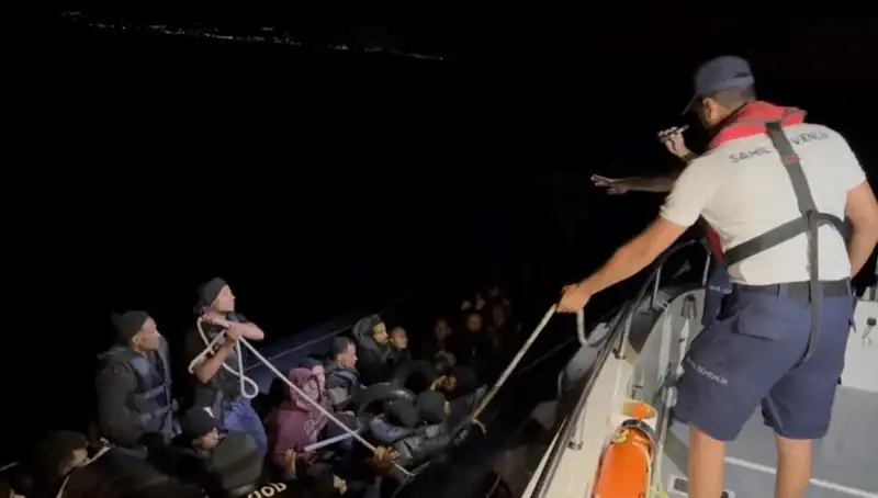 Çeşme Sahilinde Kaçak Göçmenlere Umut Işığı: 42 Kişi Kurtarıldı